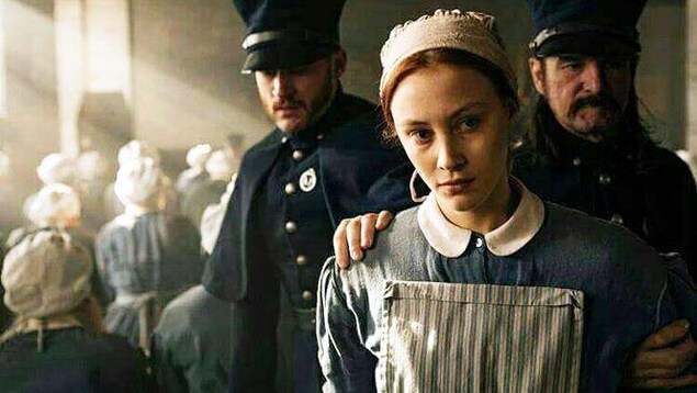 Sarah Gadon dans la série « Alias Grace » (« Captive », en français) Sarah Gadon dans la série « Alias Grace » (« Captive », en français)