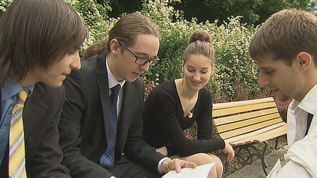 Alicia Despins et son groupe d'amis avec qui elle a créé le parti Alternative Québec. Alicia Despins et son groupe d'amis avec qui elle a créé le parti Alternative Québec.