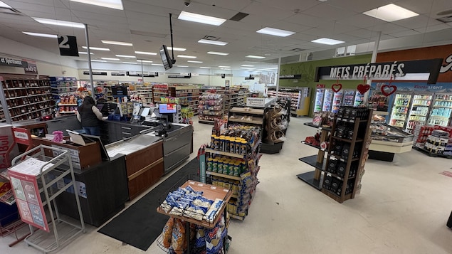 L’intérieur d’une épicerie.