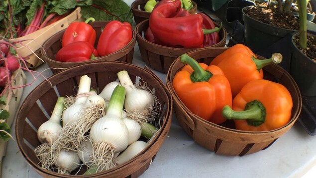 Des légumes dans des paniers sur un marché. Des légumes dans des paniers sur un marché.