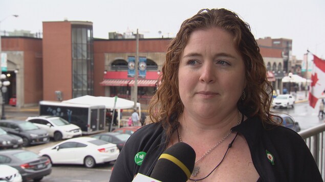 Alix Packard, fondatrice du groupe de citoyens d'Ottawa contre la législation spécifique de la race au marché By à Ottawa. Alix Packard, fondatrice du groupe de citoyens d'Ottawa contre la législation spécifique de la race au marché By à Ottawa.