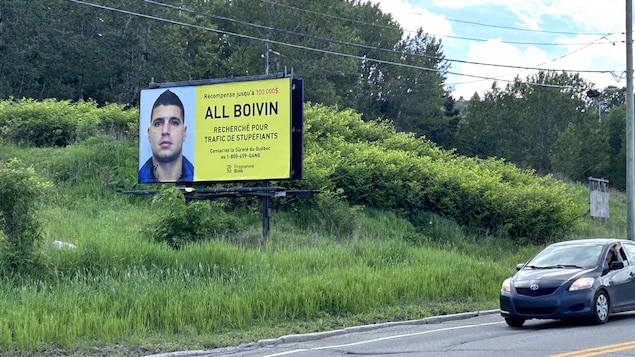 Un panneau d'affichage de l'avis de recherche d'All Boivin.