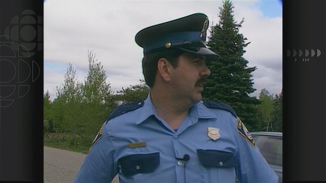 Un policier regarde par-dessus son épaule.