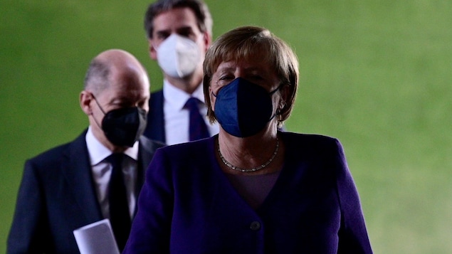 德國總理安格拉·默克爾 (Angela Merkel ) 將于 12 月 8 日卸任，把權力移交給奧拉夫·舒爾茨（Olaf Scholz），他們正準備宣布新的限制措施，以應對德國的第四波 COVID-19 疫情。