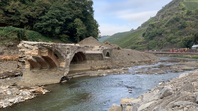 Un pilier de pont détruit.