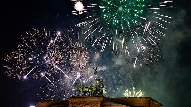 Les Allemands ont fêté le passage à la nouvelle année par d'immenses feux d'artifice. Les Allemands ont fêté le passage à la nouvelle année par d'immenses feux d'artifice.