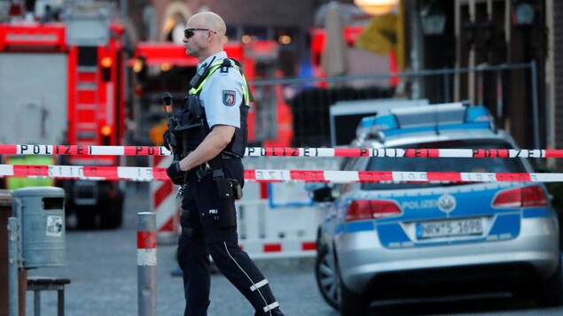 Un policier patrouille les lieux d'une attaque à la voiture-bélier dans la ville allemande de Münster. Un policier patrouille les lieux d'une attaque à la voiture-bélier dans la ville allemande de Münster.