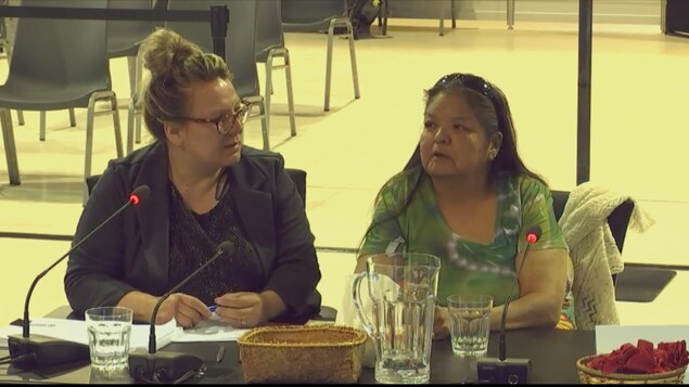 Alma Mameanskum-Dominique témoigne à la Commission Viens accompagnée d'une traductrice. Alma Mameanskum-Dominique témoigne à la Commission Viens accompagnée d'une traductrice.