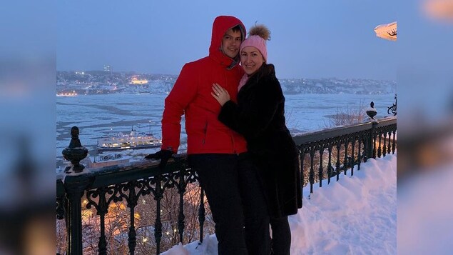 Une cérémonie de citoyenneté accélérée pour un couple canadien bloqué en Ukraine