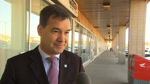 Patrice L'Huillier, président et chef de la direction d'Alouette accorde une entrevue à Radio-Canada. Patrice L'Huillier, président et chef de la direction d'Alouette accorde une entrevue à Radio-Canada.