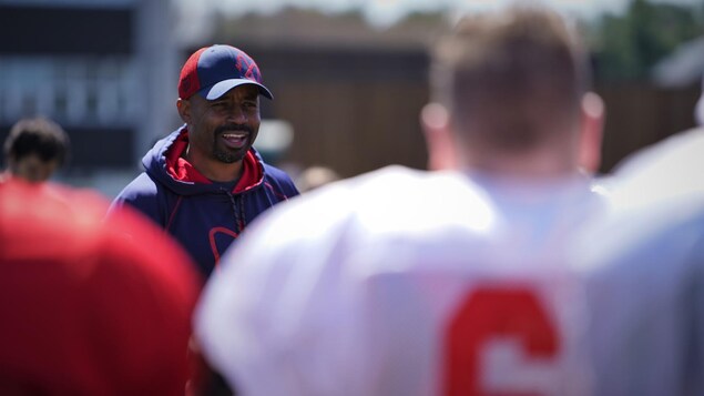 Le coach et le quart-arrière des Alouettes au camp d’entraînement des Diablos