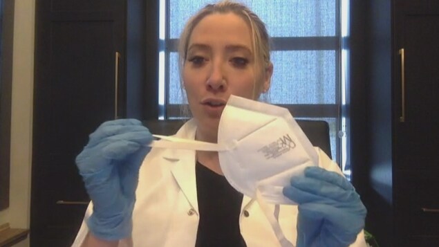 La présidente de l'entreprise Alpha Medical Manufacturing, Fanny Pallot, un masque N95 à la main.