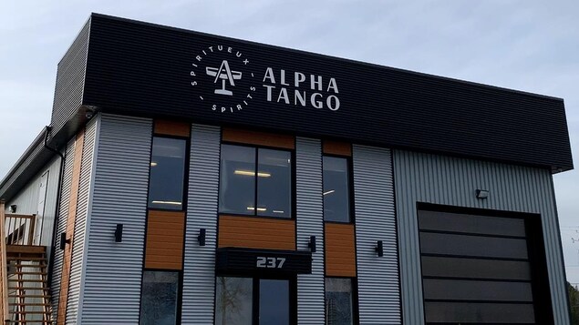 L'entrée principale de la distillerie Alpha Tango.