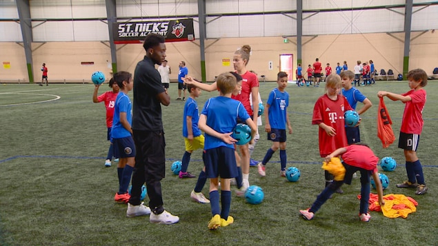 Alphonso Davies partage son savoir avec de jeunes joueurs de soccer