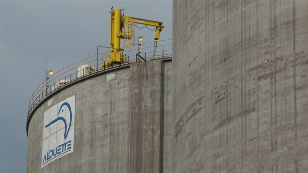 Le logo de l'entreprise sur l'un des bâtiments de l'Aluminerie Alouette, à Sept-Îles.