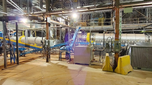 De l'équipement industriel dans une usine.