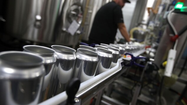 Des canettes en production dans une usine.