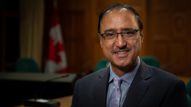 L’ancien ministre libéral Amarjeet Sohi élu maire d’Edmonton