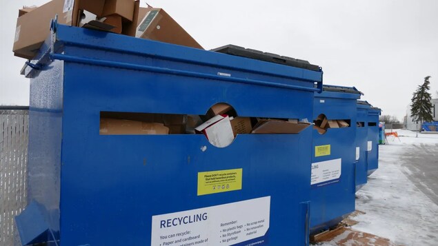 Des bennes de recyclage.