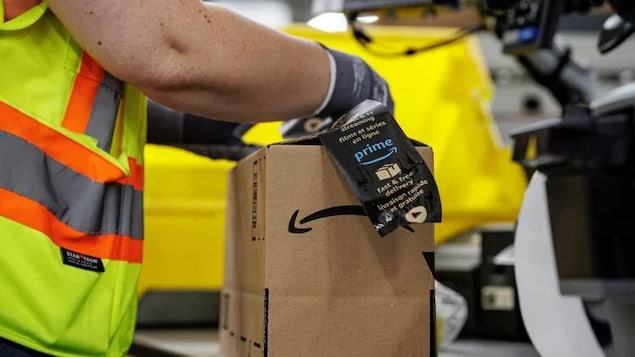 Un employé d'Amazon manipule un colis.