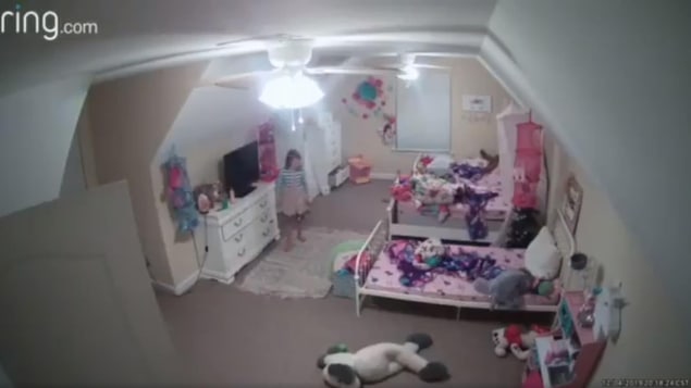 Des images d'une caméra de surveillance dans la chambre d'une petite fille.