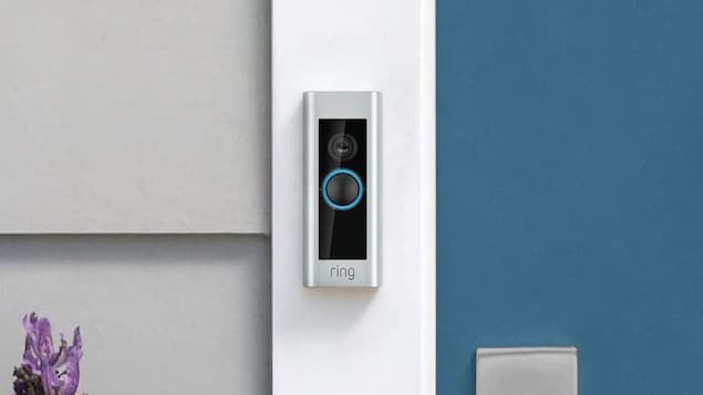 Une sonnette Amazon Ring à côté d'une porte d'entrée d'un domicile.