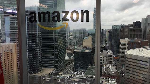 Photo des tours de Toronto vues à travers une fenêtre qui a le logo Amazon. Photo des tours de Toronto vues à travers une fenêtre qui a le logo Amazon.