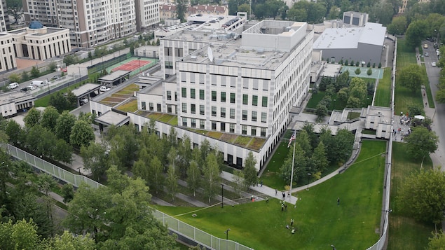 L'ambassade américaine en Ukraine vue des airs en été. 