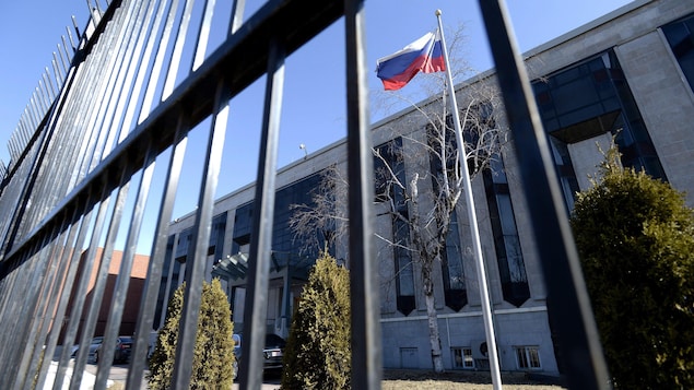Un drapeau russe flotte devant l'ambassade de Russie au Canada, à Ottawa.