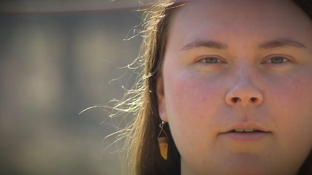 La poète Amber O'Reilly regardant l'objectif de la caméra.