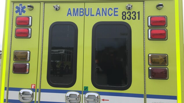 Une ambulance vue de derrière.