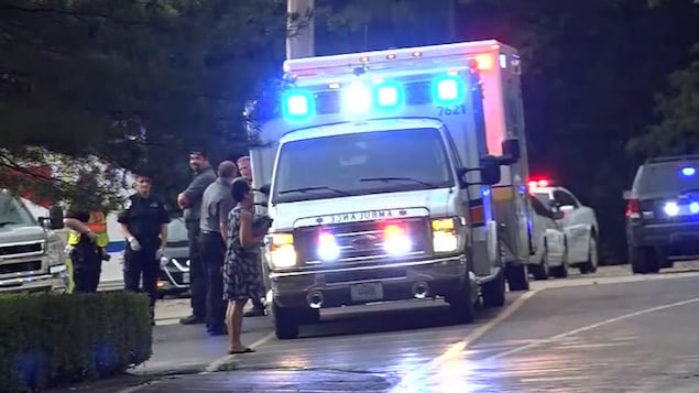 Une ambulance attend près des lieux du naufrage. Une ambulance attend près des lieux du naufrage.