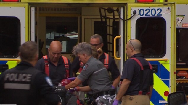 Des ambulanciers wt pompiers portent secours à Pierre Coriolan. Des ambulanciers wt pompiers portent secours à Pierre Coriolan.