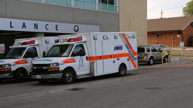 Une ambulance et un hôpital à l'arrière.