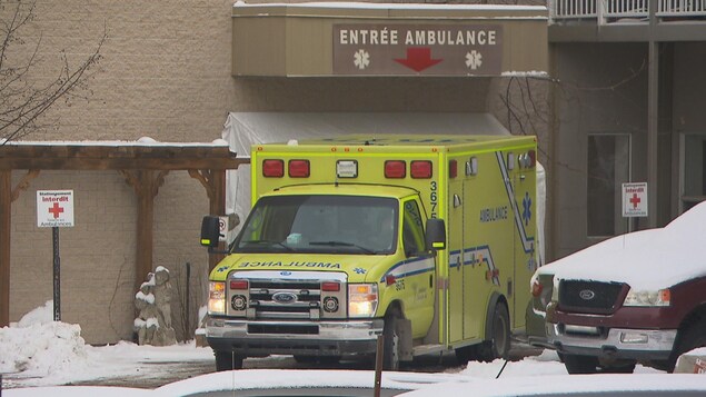 Une ambulance stationnée à l'avant du Manoir Champlain.
