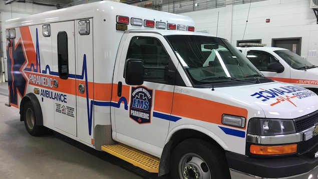 Une ambulance est garée dans un garage.