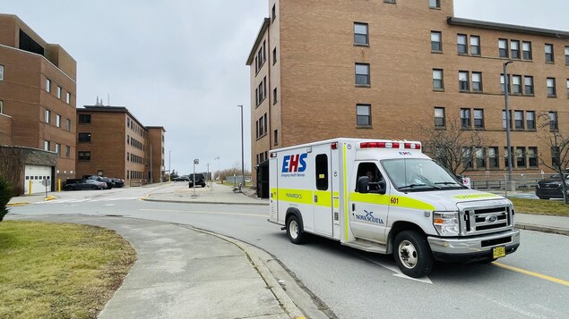 Une ambulance quitte le service d'urgence de l'Hôpital régional de Yarmouth en décembre 2022.