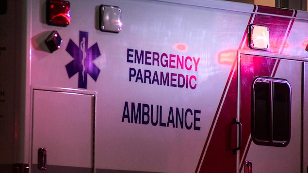 Un gros plan sur une porte d’ambulance. Un gros plan sur une porte d’ambulance.