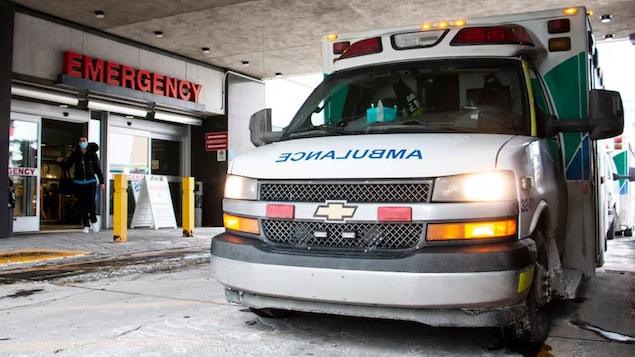 Une ambulance est stationnée devant le service d'urgence de l'Hôpital Foothills, à Calgary, en 2022.