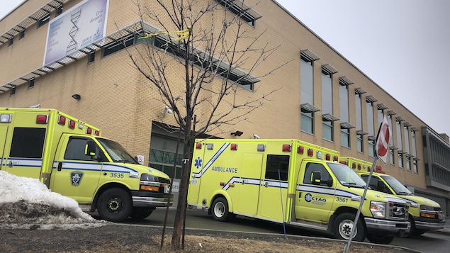 Des ambulances stationnées près de l'Hôpital de l'Enfant-Jésus, à Québec.