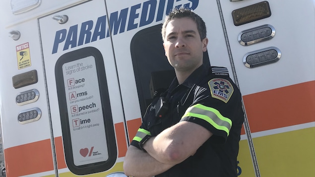 Stéphane Bazin devant son ambulance.