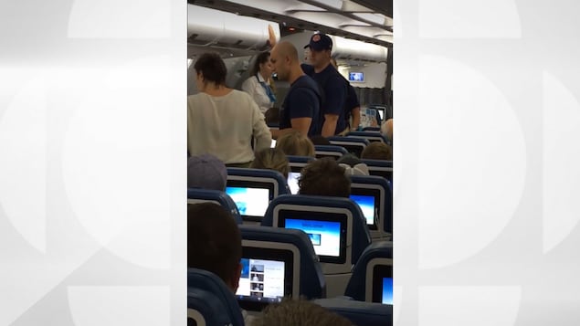 Des ambulanciers paramédicaux ont prêté main-forte aux passagers coincés.