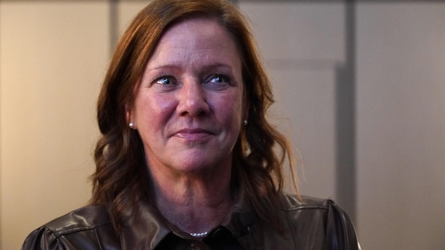 L'ex-ministre caquiste Amélie Dionne, visiblement émotive après sa défaite dans Rivière-du-Loup–Témiscouata–Les Basques, le 5 octobre 2026.