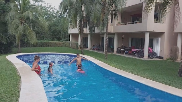 Amélie Gervais, dans une piscine au Mexique, avec ses enfants.
