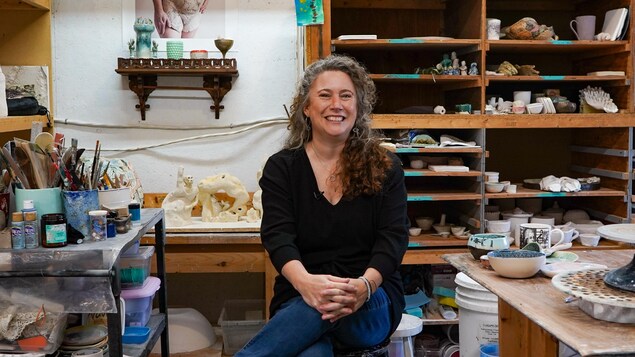 Amélie Pomerleau dans son atelier de céramique.