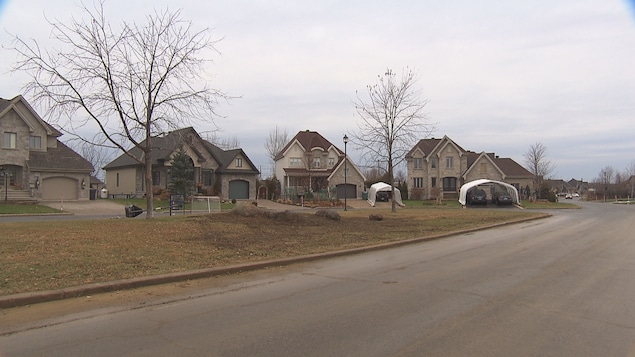 Quartier résidentiel avec un rond-point.