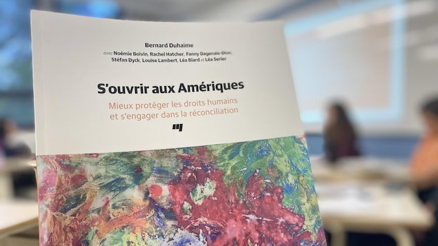 La couverture du livre S'ouvrir aux Amériques - Mieux protéger les droits humains et s'engager dans la réconciliation, le résultat de plus de sept années de recherche. 