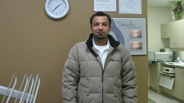 Le portrait d'un homme dans son cabinet de dentiste