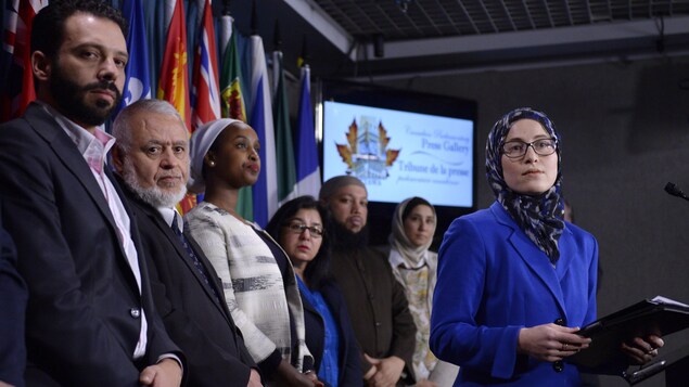 En primera fila, Amira Elghawaby, del Consejo Nacional de Musulmanes Canadienses, acompañada por líderes de grupos musulmanes de Canadá y Quebec, en Ottawa, el 8 de febrero de 2017.