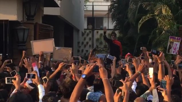 Amitabh Bachchan salue ses admirateurs devant sa maison Amitabh Bachchan salue ses admirateurs devant sa maison